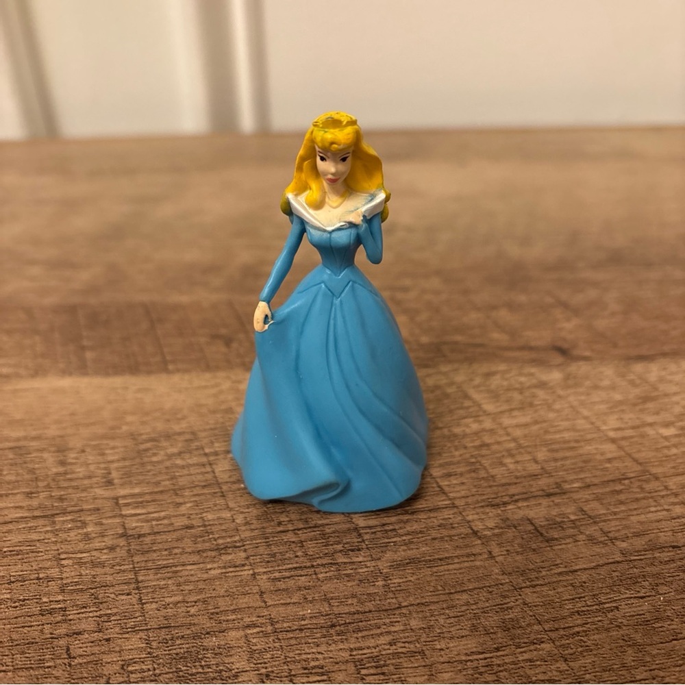 AURORA IN BLUE DRESS SLEEPING BEAUTY DISNEY 3” ACTION FIGURE SOLID PVC TOY